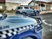 Jovem bate no rosto da esposa até ela desmaiar e acaba fugindo