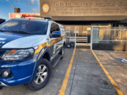 Homem cai de telhado sobre uma caminhonete ao fugir para não ser morto em Costa Rica