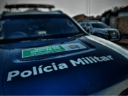 Homem passa com carro sobre a perna da esposa durante desentendimento