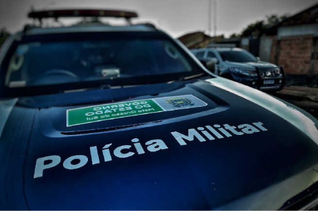 Homem passa com carro sobre a perna da esposa durante desentendimento