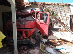 Caminhão desgovernado invade e destrói duas residências em Coxim
