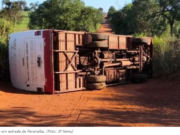 Ônibus com trabalhadores tomba e 7 pessoas ficam feridas na MS-483 em Paranaíba