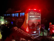 Ônibus com 39 passageiros sai da pista e cai em barranco na BR060, em Jataí