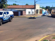 Idoso fica ferido em colisão entre moto e caminhonete em Costa Rica