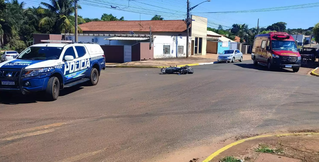 Idoso fica ferido em colisão entre moto e caminhonete em Costa Rica
