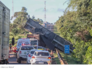 Acidente entre carretas e carro mata cinco pessoas na BR-163