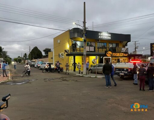 Homem pula de sacada de galeria em Coxim: PM, SAMU e Bombeiros intervêm