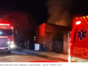 Incêndio destrói casa e deixa idoso ferido em Paranaíba