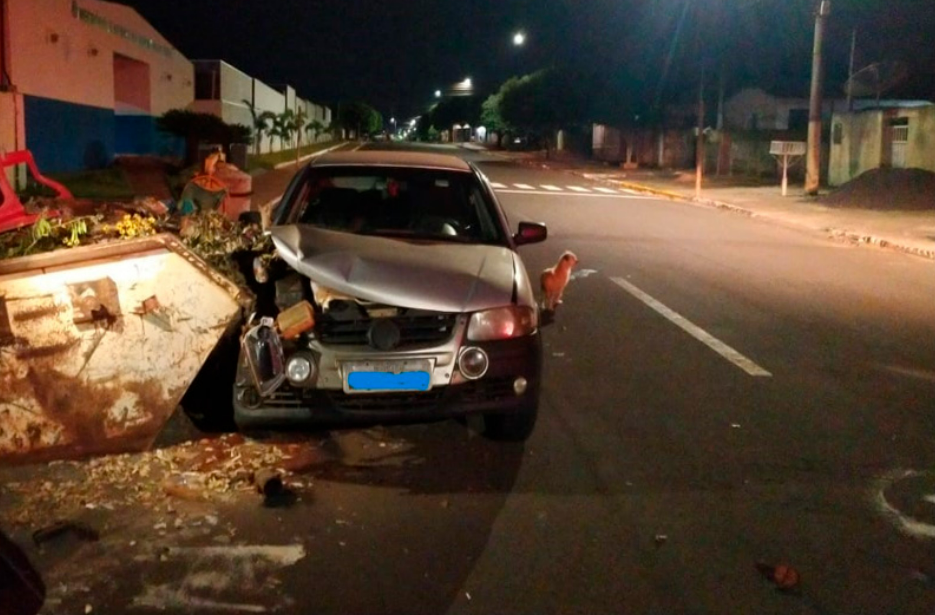 Motorista embriagado bate carro em caçamba de entulhos na cidade de Costa Rica