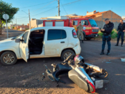Colisão entre carro e motoneta deixa uma mulher ferida em Chapadão do Sul
