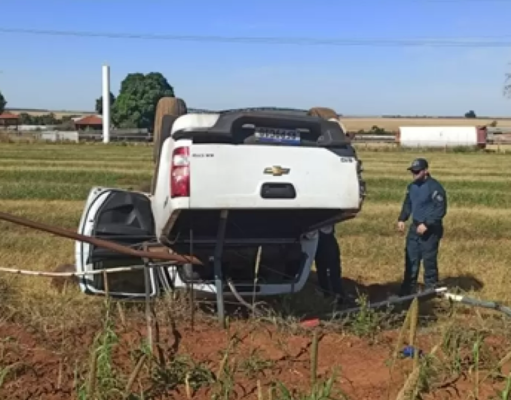 Pneu de S-10 estoura, motorista perde o controle e capota veículo na BR-060 Paraíso das Águas