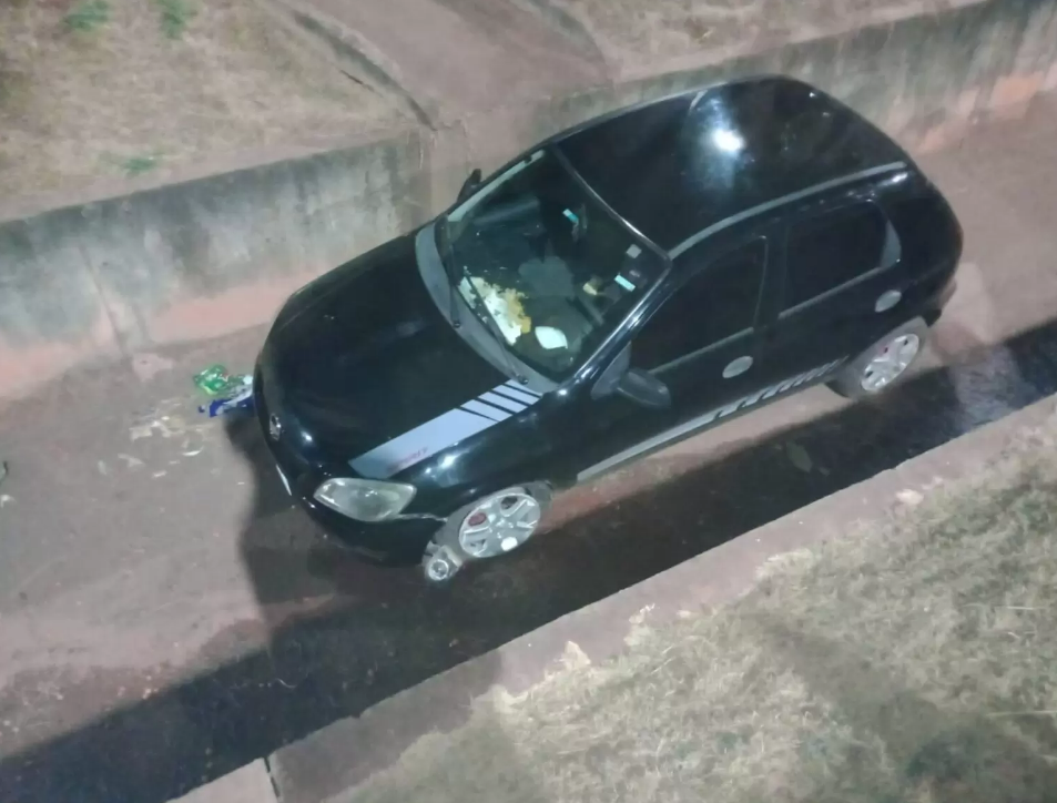 Veículo cai no canal de águas pluviais em avenida de Chapadão do Sul 