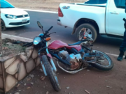 Caminhonete invade rotatória e colide em motocicleta em Costa Rica