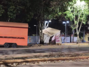 Motorista colidiu com dois trailers de lanches em praça de Chapadão do Sul e afirmou que arcaria com as despesas