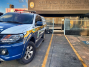 Idoso alcoolizado sobe com carro na calçada e acaba preso pela PM em Costa Rica