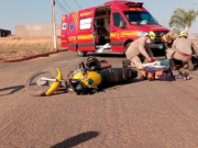 Dupla com sinais de embriaguez fica gravemente ferida em colisão de moto com carro