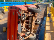 Motorista com documentos irregulares e embriagado tomba veículo sobre ponte do Rio Sucuriú