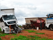 Duas carretas colidiram na MS 306, na entrada da Algodoeira Catléia motoristas tiveram sofreram luxações