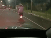 PM de Chapadão flagra condutor empinando moto e é preso ao cair de motocicleta durante fuga