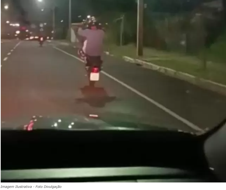 PM de Chapadão flagra condutor empinando moto e é preso ao cair de motocicleta durante fuga