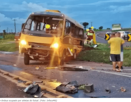 Quatro passageiros de micro-ônibus com time de futsal de Camapuã estão em estado grave