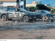 Carro invade avenida e colide com viatura policial em Chapadão do Sul