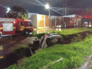 Motorista de veículo que caiu no canal de avenida em Chapadão do Sul foi preso por embriaguez