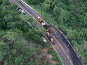 Caminhão carregado de asfalto tomba em Serra de Figueirão após pneu estourar
