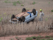 Motorista passa direto na curva e capotou na BR 060 em Chapadão do Sul