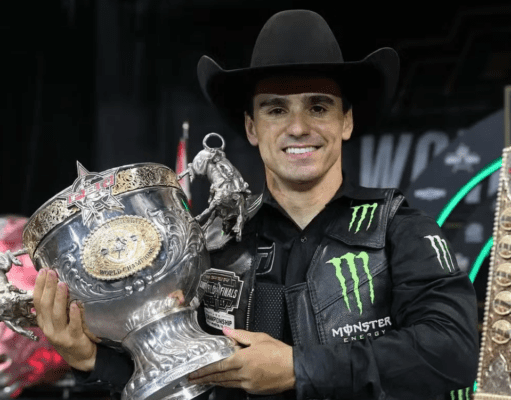 José Vitor Leme faz história e é tricampeão mundial de montaria em touros pela PBR