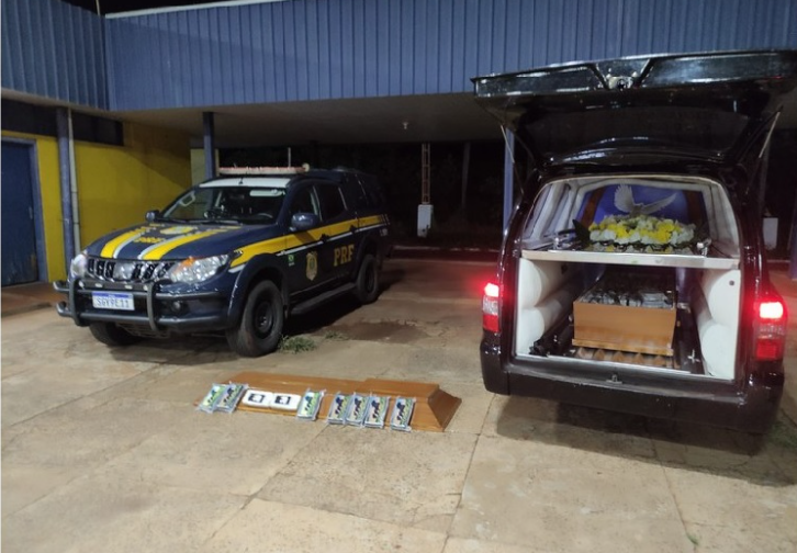 PRF apreende 162 Kg de cocaína escondidos em caixão funerário na BR-262