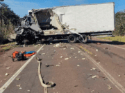 Colisão entre carretas na BR-262 mata condutores e interdita rodovia