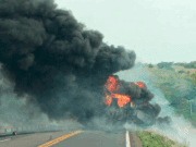 Carreta com produtos químicos tomba e pega fogo na BR-158