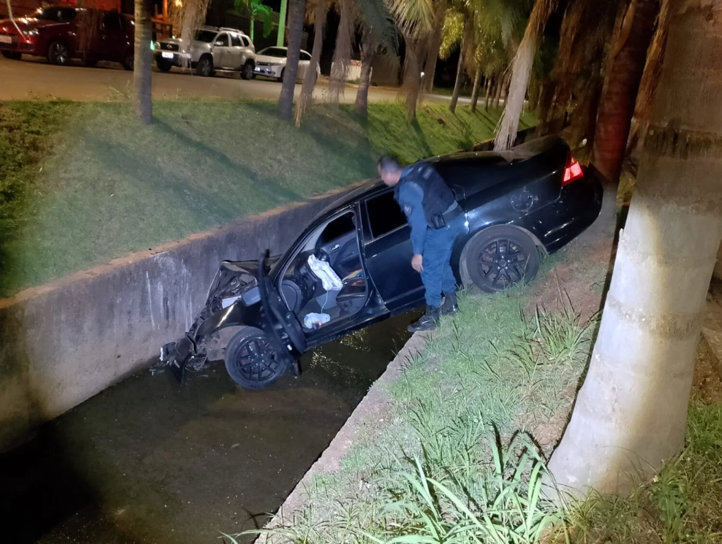Motorista de veículo que caiu em canal de avenida de Chapadão do Sul estava embriagado, diz a polícia