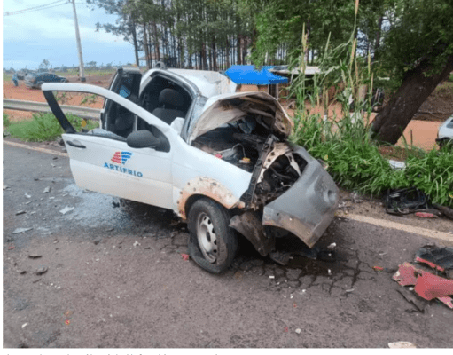 Batida frontal entre carreta e picape deixa dois mortos em Paranaíba