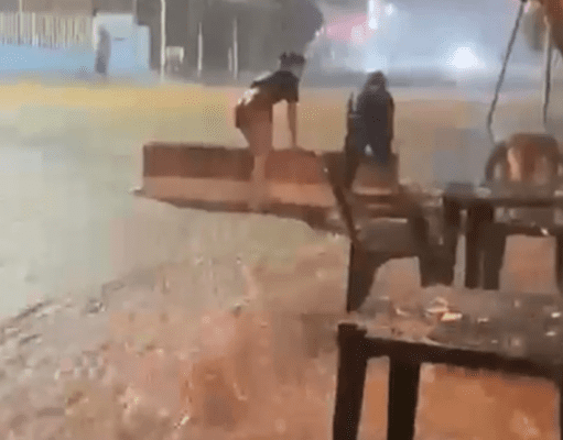 Forte chuva provoca alagamento de avenida e água invade casas e comércios no Centro de Paraíso das Águas