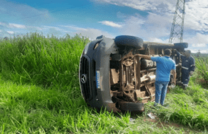 Van da Saúde de Costa Rica aquaplana e tomba perto do Galheiros, em Cassilândia