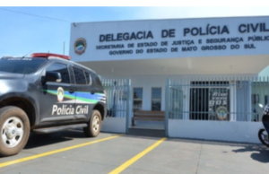 Homem é preso pela Polícia Civil após danificar luminária pública e agredir a sua mulher em Costa Rica