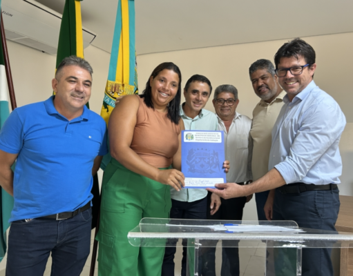 Costa Rica entrega termos de doação de imóveis e garante propriedade definitiva a famílias do Flor do Cerrado