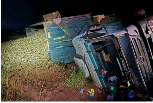 Motorista bêbado adormece ao volante e tomba caminhão carregado com cana na MS-316 em Paraíso das Aguas