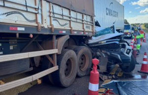 Duas pessoas morrem em engavetamento na BR-163, em Coxim