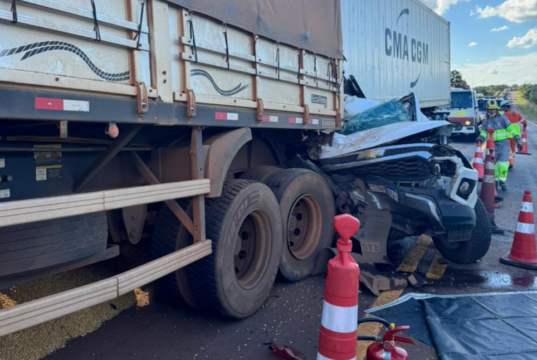 Duas pessoas morrem em engavetamento na BR-163, em Coxim