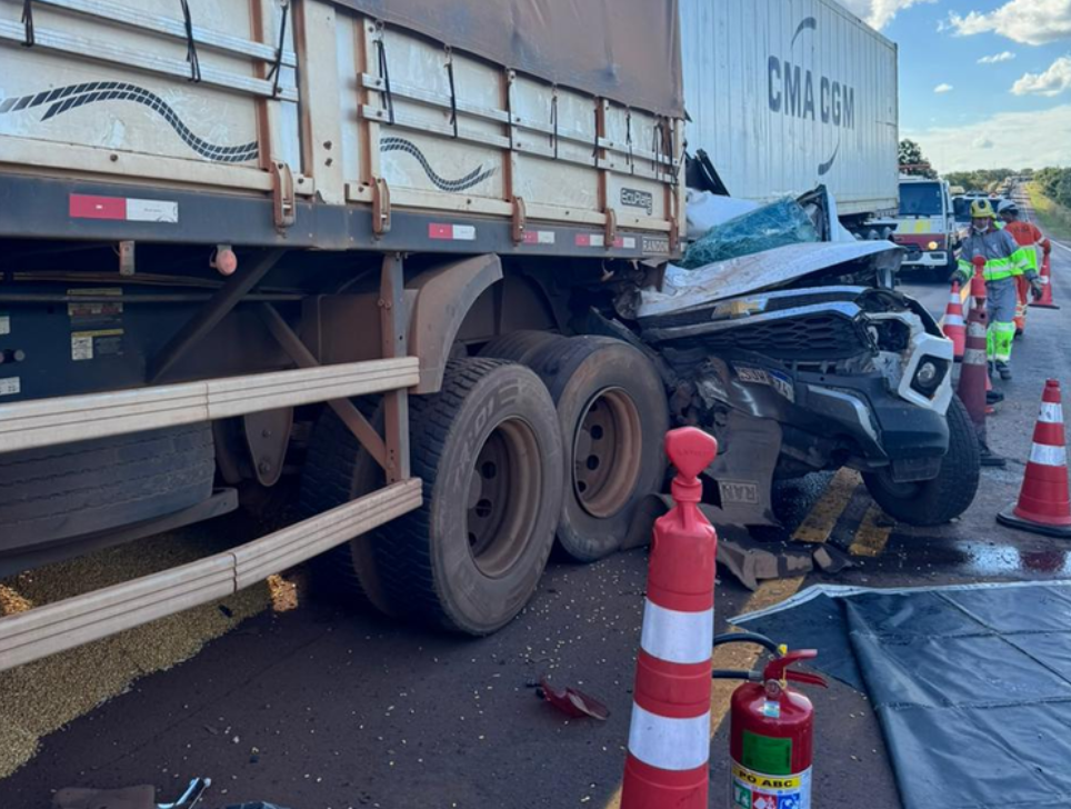 Duas pessoas morrem em engavetamento na BR-163, em Coxim
