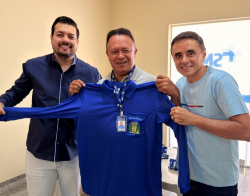 Saúde entrega novos uniformes e crachás para servidores em Costa Rica