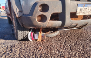 Jovem fica ferida após acidente entre bicicleta elétrica e Fiat Strada em frente à rodoviária de Chapadão do Sul
