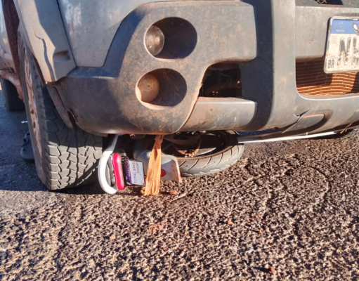 Jovem fica ferida após acidente entre bicicleta elétrica e Fiat Strada em frente à rodoviária de Chapadão do Sul