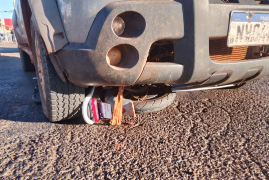 Jovem fica ferida após acidente entre bicicleta elétrica e Fiat Strada em frente à rodoviária de Chapadão do Sul