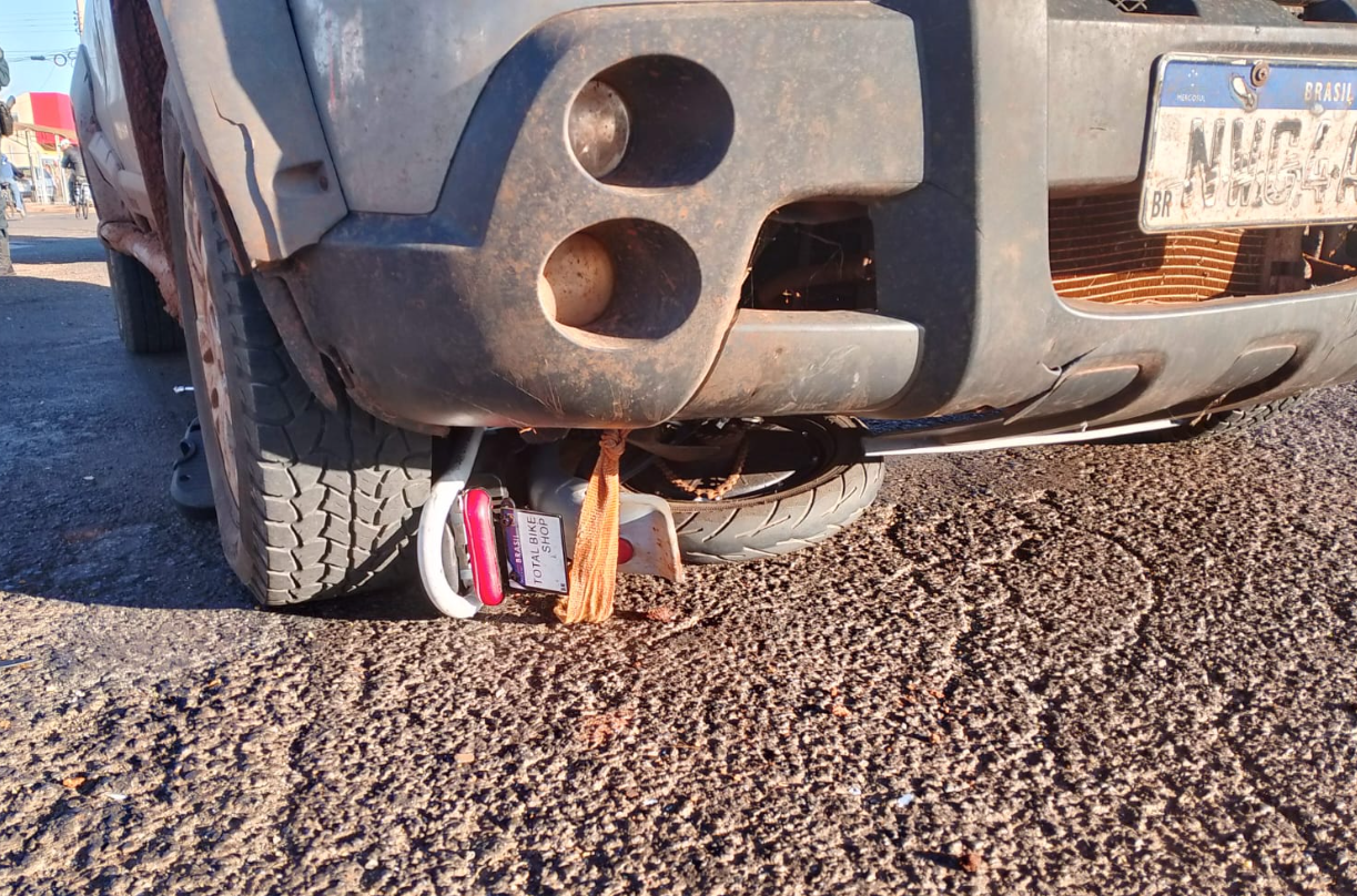Jovem fica ferida após acidente entre bicicleta elétrica e Fiat Strada em frente à rodoviária de Chapadão do Sul